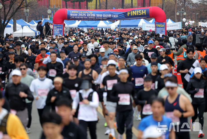[서울=뉴시스] 홍효식 기자 = 23일 오전 서울 마포구 평화의공원 평화광장에서 열린 제10회 김대중 평화 마라톤 대회에서 참가자들이 힘차게 출발하고 있다. 2025.11.23. yesphoto@newsis.com