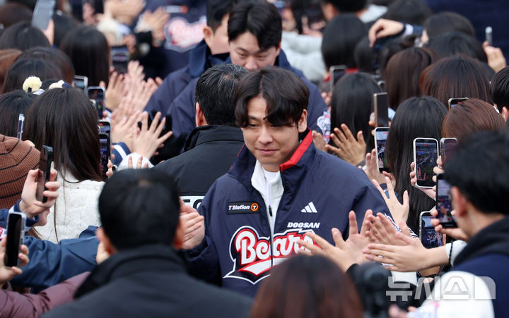 [서울=뉴시스] 조성우 기자 = 23일 서울 송파구 잠실야구장에서 열린 두산 베어스 팬 페스티벌 '곰들의 모임'에서 FA계약으로 두산에 합류한 박찬호가 팬들과 인사하며 입장하고 있다. 2025.11.23. xconfind@newsis.com