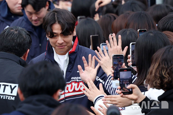 [서울=뉴시스] 조성우 기자 = 23일 서울 송파구 잠실야구장에서 열린 두산 베어스 팬 페스티벌 '곰들의 모임'에서 FA계약으로 두산에 합류한 박찬호가 팬들과 인사하며 입장하고 있다. 2025.11.23. xconfind@newsis.com