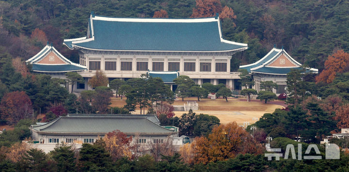 [서울=뉴시스] 추상철 기자 = 23일 오후 서울 종로구 청와대가 보이고 있다.&nbsp; 이재명 대통령이 이르면 내달 청와대 집무실로 복귀할 것으로 예상되면서 국방부가 현재 대통령실로 사용되고 있는 용산 옛 청사로 복귀를 준비하는 것으로 확인됐다. 2025.11.23. scchoo@newsis.com