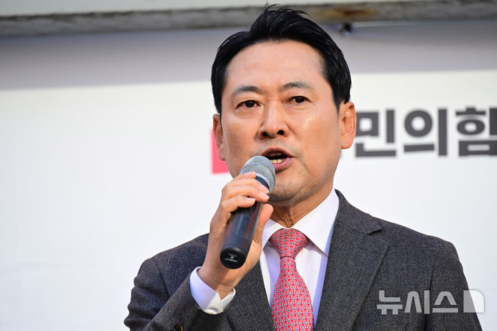 [창원=뉴시스] 차용현 기자 = 국민의힘 장동혁 대표가 23일 오후 경남 창원시 성산구 용지로에서 열린 '민생회복 법치수호 국민대회'에 참석해 발언을 하고 있다. 2025.11.23. con@newsis.com