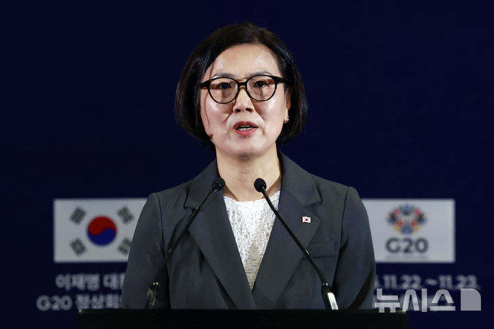 [요하네스버그=뉴시스] 최동준 기자 = 오현주 국가안보실 제3차장이 23일(현지 시간) 남아프리카공화국 요하네스버그 한 호텔의 한국 프레스센터에서 G20 정상회의 관련 브리핑을 하고 있다. 2025.11.23. photocdj@newsis.com