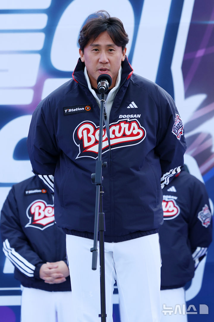 [서울=뉴시스] 조성우 기자 = 23일 서울 송파구 잠실야구장에서 열린 두산 베어스 팬 페스티벌 '곰들의 모임'에서 2차 드래프트에 두산에 지명된 투수 이용찬이 인사말을 하고 있다. 2025.11.23. xconfind@newsis.com