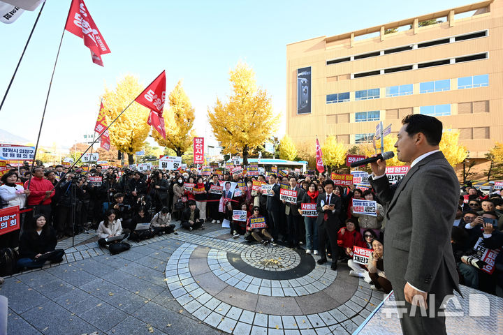 [창원=뉴시스] 차용현 기자 = 국민의힘 장동혁 대표가 23일 오후 경남 창원시 성산구 용지로에서 열린 '민생회복 법치수호 국민대회'에 참석해 발언을 하고 있다. 2025.11.23. con@newsis.com