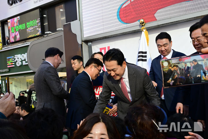 [창원=뉴시스] 차용현 기자 = 23일 오후 경남 창원시 성산구 용지로에서 열린 '민생회복 법치수호 국민대회'에 참석한 장동혁 대표가 당원들과 인사를 나누고 있다 . 2025.11.23. con@newsis.com