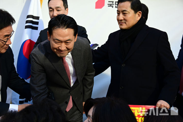 [창원=뉴시스] 차용현 기자 = 23일 오후 경남 창원시 성산구 용지로에서 열린 '민생회복 법치수호 국민대회'에 참석한 장동혁 대표가 당원들과 인사를 나누고 있다 . 2025.11.23. con@newsis.com