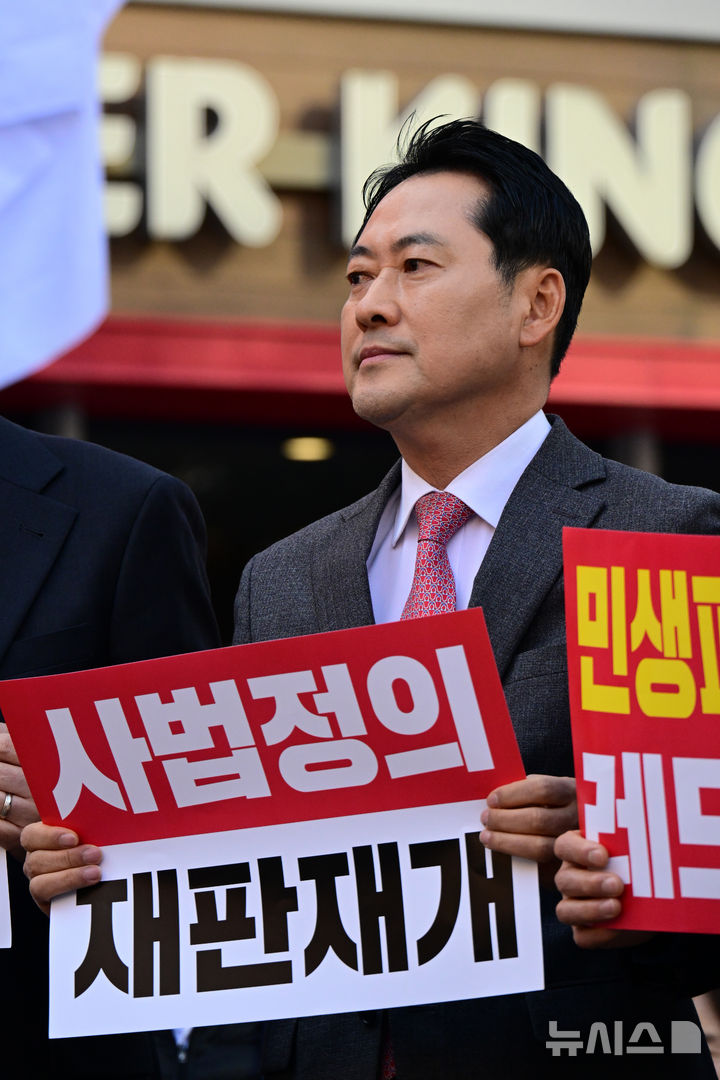 [창원=뉴시스] 차용현 기자 = 국민의힘 장동혁 대표가 23일 오후 경남 창원시 성산구 용지로에서 열린 '민생회복 법치수호 국민대회'에 참석해 있다. 2025.11.23. con@newsis.com