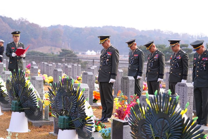 [서울=뉴시스] 정병혁 기자 = 주일석 해병대사령관이 23일 대전 현충원에서 열린 제15주년 연평도포격전 전투영웅 추모 및 전승기념행사에 앞서 마린온 순직자 묘역을 참배하고 있다.(사진=해병대사령부 제공) 2025.11.23. photo@newsis.com *재판매 및 DB 금지