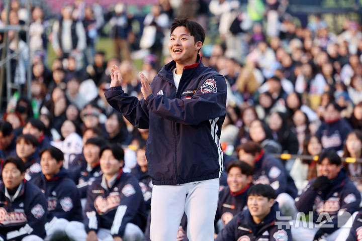 [서울=뉴시스] 조성우 기자 = 23일 서울 송파구 잠실야구장에서 열린 두산 베어스 팬 페스티벌 '곰들의 모임'에서 이교훈이 율동을 하며 댄스 퀴즈를 내고 있다. 2025.11.23. xconfind@newsis.com