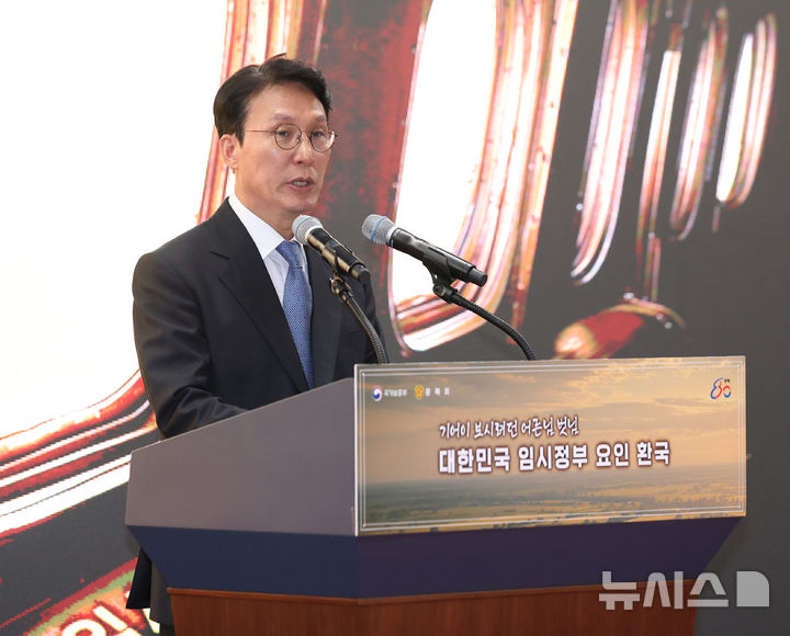 [서울=뉴시스] 김진아 기자 = 김민석 국무총리가 23일 서울 강서구 김포공항 국제선청사 입국장에서 열린 '대한민국임시정부 요인 환국 재현' 행사에서 환영사를 하고 있다. 2025.11.23. bluesoda@newsis.com