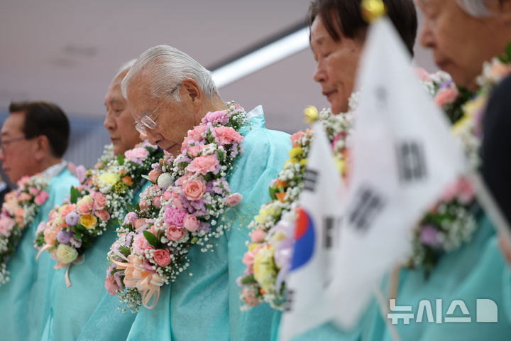 [서울=뉴시스] 김진아 기자 = 23일 서울 강서구 김포공항 국제선청사 입국장에서 열린 '대한민국임시정부 요인 환국 재현' 행사에서 임시정부 요인 후손들이 묵념을 하고 있다. 2025.11.23. bluesoda@newsis.com