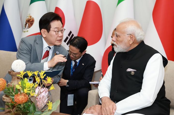 [요하네스버그=뉴시스] 최동준 기자 = 이재명 대통령이 22일(현지 시간) 남아프리카공화국 요하네스버그 엑스포 센터에서 열린 G20 정상회의에서 나렌드라 모디 인도 총리와 약식 회담을 하고 있다. (사진=G20 조직위원회 제공) 2025.11.23. photo@newsis.com *재판매 및 DB 금지