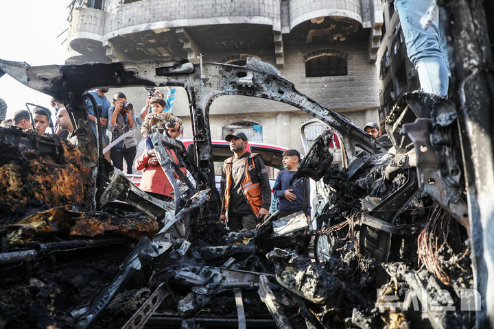 [ 가자시티=신화/뉴시스] 가자시티에서 11월 22일 이스라엘군이 정전 협정을 위반하고 폭격한 차량의 잔해 주변에 팔레스타인 주민들이 몰려들어 살펴보고 있다. 가자 민방위대는 이 공습으로 최소 22명이 죽고 수십명이 다쳤다고 밝혔다.  2025. 12.04. 