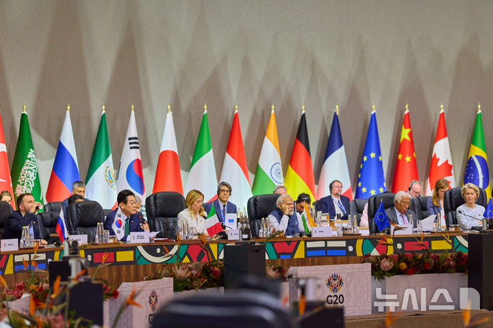 [요하네스버그=뉴시스] 최동준 기자 = 이재명 대통령이 23일(현지 시간) 남아프리카공화국 요하네스버그 엑스포 센터에서 열린 G20 정상회의 제3세션에서 발언하고 있다. (공동취재) 2025.11.23. photocdj@newsis.com