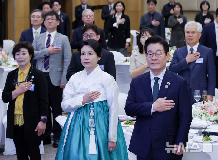 [요하네스버그=뉴시스] 최동준 기자 = 이재명 대통령과 김혜경 여사가 23일(현지 시간) 남아프리카공화국 요하네스버그 한 호텔에서 열린 동포 오찬 간담회에서 국민의례를 하고 있다. 2025.11.23. photocdj@newsis.com