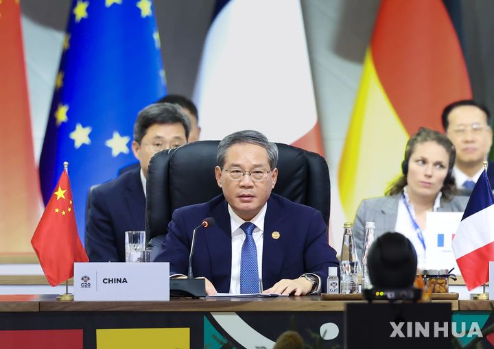 [요하네스버그=신화/뉴시스]리창(李强) 중국 총리가 11월23일 남아공 요하네스버그에서 열린 주요 20개국(G20) 정상회의에서 발언하고 있다. 리 총리가 오는 9일 오전 베이징에서 주요 국제경제기구 수장들과 함께 '1+10' 대화를 개최할 예정이라고 외교부 대변인이 5일 발표했다. 2025.12.05.