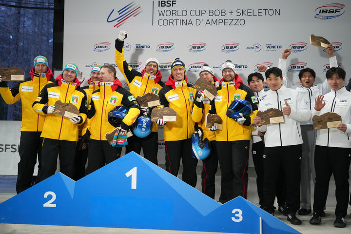 [코르티나담페초=AP/뉴시스] 김진수, 김선욱, 김형근, 이건우(팀 김진수, 오른쪽)가 23일(현지 시간) 이탈리아 코르티나담페초에서 열린 2025-26 국제봅슬레이스켈레톤연맹(IBSF) 월드컵 1차 남자 4인승 봅슬레이에서 동메달을 따낸 후 기념 촬영하고 있다. 팀 김진수는 1분50초34로 3위를 차지하며 4인승 종목 사상 처음으로 월드컵에서 메달을 목에 걸었다. 2025.11.24.