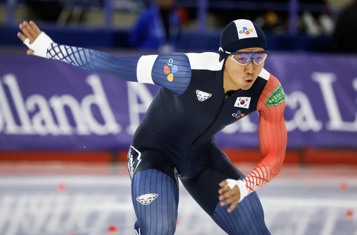 [캘거리=AP/뉴시스] 김준호(사진 가장 오른쪽)가 2025~2026 국제빙상경기연맹(ISU) 스피드스케이팅 월드컵 2차 대회 남자 500m 2차 레이스에서 질주를 하고 있다. 2025.11.24