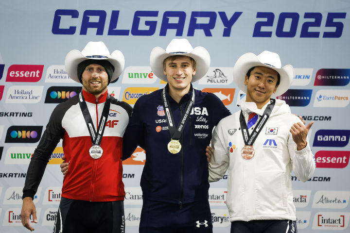 [캘거리=AP/뉴시스] 김준호(사진 가장 오른쪽)가 2025~2026 국제빙상경기연맹(ISU) 스피드스케이팅 월드컵 2차 대회 남자 500m 2차 레이스에서 동메달을 딴 뒤 시상식에서 포즈를 취하고 있다. 2025.11.24