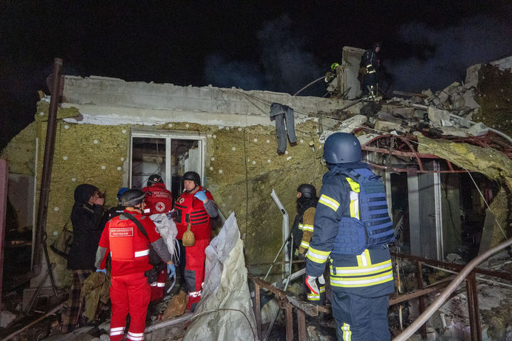 [하르키우=AP/뉴시스] 23일(현지 시간) 우크라이나 하르키우에서 구조대가 러시아의 공습으로 파손된 한 가정집 잔해를 수습하고 있다. 현지 당국은 러시아군의 드론 공격으로 최소 4명이 사망했다고 전했다. 2025.11.24.