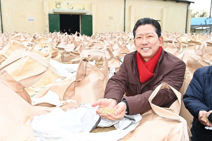 [구미=뉴시스] 김장호 시장이 건조벼 매입 현장을 찾아 수매 현황을 점검하고 있다. (사진=구미시 제공) 2025.11.24 photo@newsis.com *재판매 및 DB 금지
