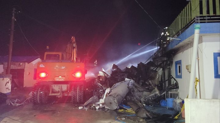 [사진=뉴시스] 지난 23일 오후 8시11분께 전남 신안군 하의도 한 음식점에서 불이 나 소방당국이 진화 작업을 벌이고 있다. 불은 4시간40분 만에 꺼졌다. (사진 = 신안소방서 제공) 2025.11.24. photo@newsis.com *재판매 및 DB 금지