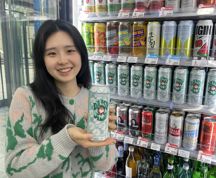 [서울=뉴시스] GS리테일이 운영하는 편의점 GS25가 일본 명문 양조장 '히타치노네스트'와 지드래곤의 패션브랜드인 '피스마이너스원'이 디자인 제작에 참여한 '데이지에일' 맥주를 단독 출시한다고 24일 밝혔다. (사진=GS리테일 제공) *재판매 및 DB 금지