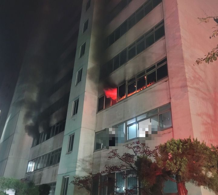 [대구=뉴시스] 24일 오전 1시47분께 중구 남산동의 한 아파트에서 불이 났다는 신고가 접수됐다. (사진=대구소방안전본부 제공) 2025.11.24. photo@newsis.com *재판매 및 DB 금지