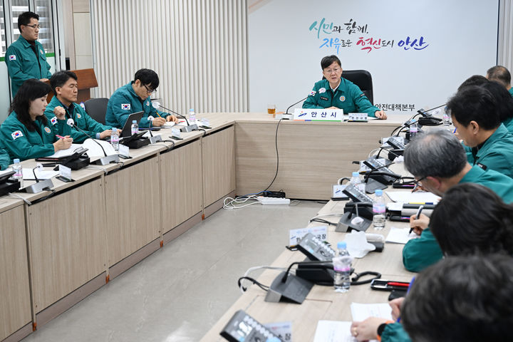 [안산=뉴시스]이민근 안산시장이 21일 안산시 재난안전상황실에서 겨울철 대설·한파 대비 관계부서 점검 회의를 진행하고 있다.(사진=안산시 제공)2025.11.24.photo@newsis.com *재판매 및 DB 금지
