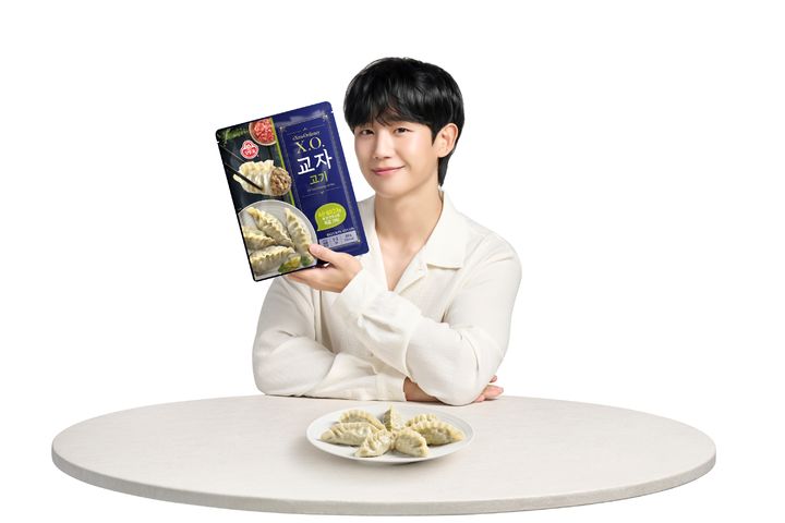 [서울=뉴시스] 오뚜기 X.O.만두 모델 배우 정해인. (사진=오뚜기 제공) *재판매 및 DB 금지