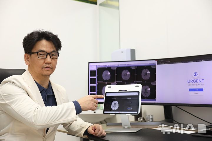 [서울=뉴시스] 서우근 삼성서울병원 신경과 교수가 연구 모델을 시연하고 있다. (사진= 삼성서울병원 제공)