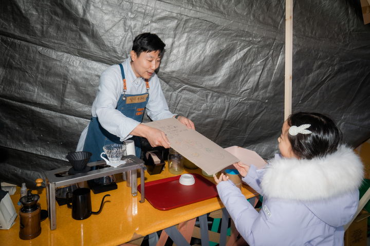 천근성 작가가 22~23일 서울 중구 동대문디자인플라자에서 열린 '제2회 인문문화축제'에서 '필사카페'를 운영했다. (사진=한국문화예술위원회 제공) *재판매 및 DB 금지