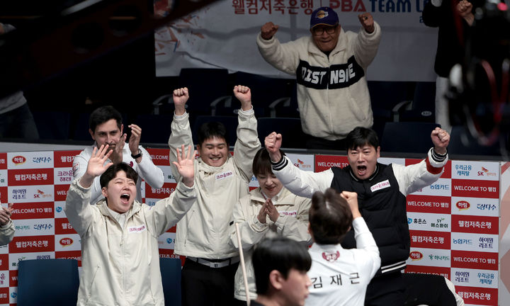 [서울=뉴시스]웰컴저축은행 프로당구(PBA) 팀리그 2025-2026시즌 4라운드 우승을 눈앞에 둔 크라운해태. (사진= 프로당구협회 제공) 2025.11.24. photo@newsis.com *재판매 및 DB 금지