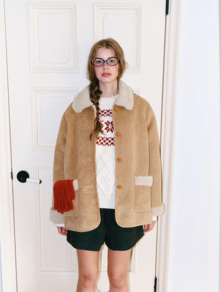 [서울=뉴시스] 이랜드월드가 전개하는 로맨틱 여성복 브랜드 로엠(ROEM)이 '소프트 윈터 로맨스(Soft Winter Romance)' 캡슐 컬렉션을 24일 공개했다. (사진=이랜드 제공) *재판매 및 DB 금지