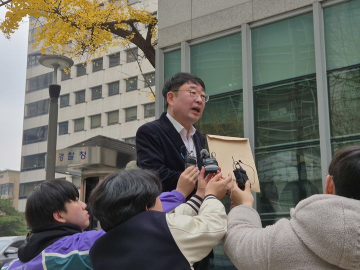 [서울=뉴시스] 이윤석 수습기자 = 서울서부지법 폭력 난동 사태의 배후를 수사 중인 경찰이 보수 성향 유튜브 '신의한수' 운영자 신혜식씨를 24일 피의자 신분으로 다시 소환 조사하고 있다. 사진은 이날 오전 경찰 출석 전 신씨가 기자들과 대화 나누는 모습. 2025.11.24. leeys@newsis.com *재판매 및 DB 금지
