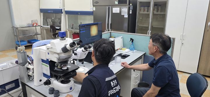 [양산=뉴시스] 경남 양산시가 유관기관과 합동으로 수돗물 역학조사를 하고 있다. (사진=양산시 제공) 2025.11.24. photo@newsis.com *재판매 및 DB 금지