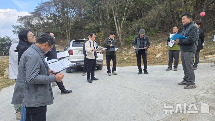 [산청=뉴시스] 산림청 주관 올해 '전국 임도시설 우수사례 평가' 2차 전문가 현장심사가 지난 4일 경남 산청군 신안면 둔철산 일대에 개설된 간선임도에서 진행되고 있다. (사진=경남도 제공) 2025.11.24. photo@newsis.com