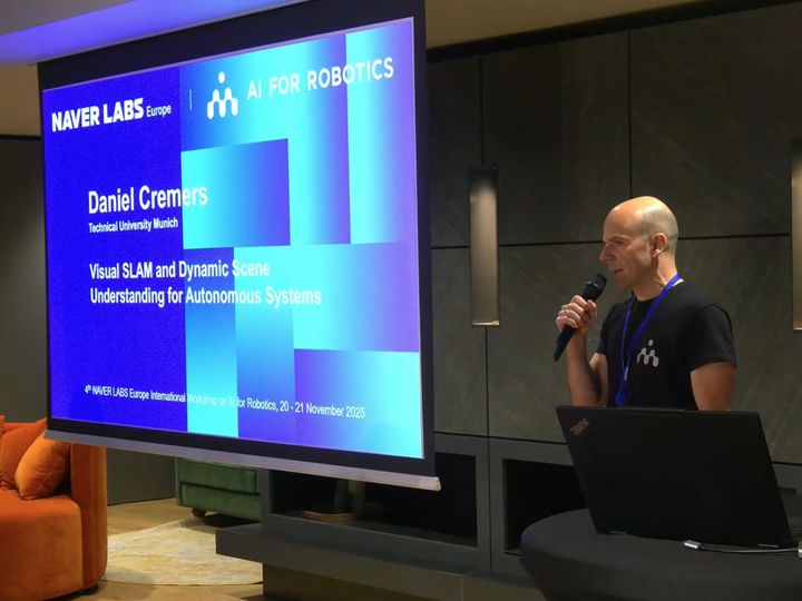 [서울=뉴시스] 24일 네이버에 따르면 네이버랩스 유럽은 지난 20일(현지 시간)부터 양일간 제4회 'AI 포 로보틱스' 워크숍을 열고 '더스터2'와 3D 바디모델 '애니'를 소개했다. 사진은 마틴 휴멘버거 네이버랩스 유럽 연구소장이 발표하는 모습 (사진=네이버 제공) *재판매 및 DB 금지