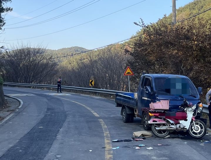 [산청=뉴시스] 23일 오후 3시8분께 경남 산청군 신등면 작산마을 앞 우로 굽은 도로에서 화물차가 오토바이를 치었다. (사진=독자제공) 2025.11.24. photo@newsis.com *재판매 및 DB 금지