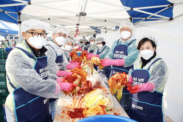 [창원=뉴시스] 24일 경남 창원시 창원스포츠파크 만남의광장에서 올해 사랑의 김장담그기 및 나눔 행사가 개최된 가운데 장금용 창원시장 권한대행이 김장담그기에 참가하고 있다. (사진=창원시 제공) 2025.11.24. photo@newsis.com *재판매 및 DB 금지