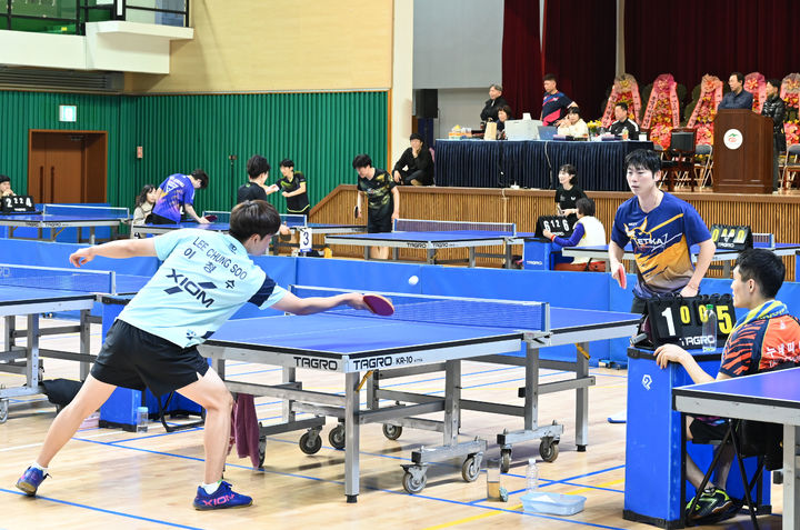 [창녕=뉴시스] 제14회 창녕군수배 경남오픈(OPEN) 탁구대회가 열리고 있다. (사진= 창녕군 제공) 2025.11.24. photo@newsis.com *재판매 및 DB 금지