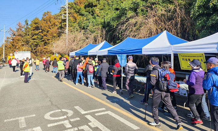 [창녕=뉴시스] 제10회 창녕낙동강남지개비리 걷기를 하고 있다. (사진= 창녕군 제공) 2025.11.24. photo@newsis.com *재판매 및 DB 금지