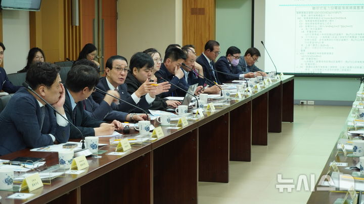 [서울=뉴시스] 노동진 수협중앙회장(왼쪽 네 번째)이 20일 타이베이 중정구에 위치한 대만 어업서(수산청)에서 대만 해상풍력 및 수산업 현안에 대해 의견을 나누고 있다.