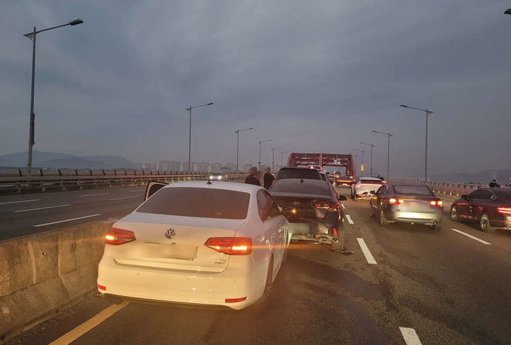 [부산=뉴시스] 224일 오전 6시35분께 부산 강서구 용원방향 신호대교에서 A(40대·여)씨가 몰던 승용차가 신호대기 중인 승용차를 추돌했다. (사진=부산 강서경찰서 제공) 2025.11.24. photo@newsis.com *재판매 및 DB 금지