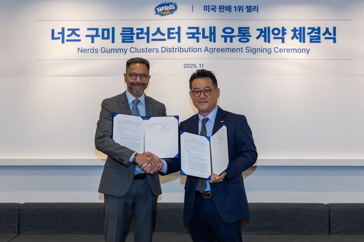 [서울=뉴시스] 기욤 시몬(Guillaume Simon) 페라라 캔디 컴퍼니 해외사업총괄과 곽정우(오른쪽) 매일유업 대표이사가 체결식 기념 사진을 촬영하고 있다. (사진=매일유업 제공) *재판매 및 DB 금지