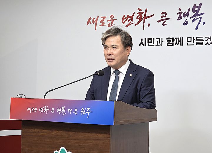 [원주=뉴시스] 이덕화 기자 = 24일 곽문근 원주시의회 부의장이 기자회견을 열고 원주시와 횡성군의 해묵은 갈등인 상수도보호구역 지정 해제에 대한 방안을 제시하고 있다. 2025.11.24. wonder8768@newsis.com *재판매 및 DB 금지