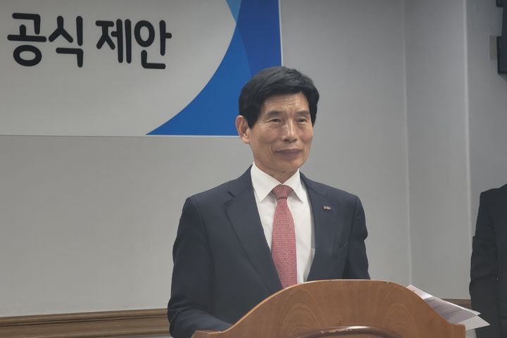 [대구=뉴시스] 이상제 기자 = 이태훈 달서구청장이 24일 오전 구청 대회의실에서 달성습지, 화원유원지, 대명유수지 일대를 '대구 국가정원'으로 지정하는 전략을 발표하고 있다. 2025.11.24. king@newsis.com *재판매 및 DB 금지