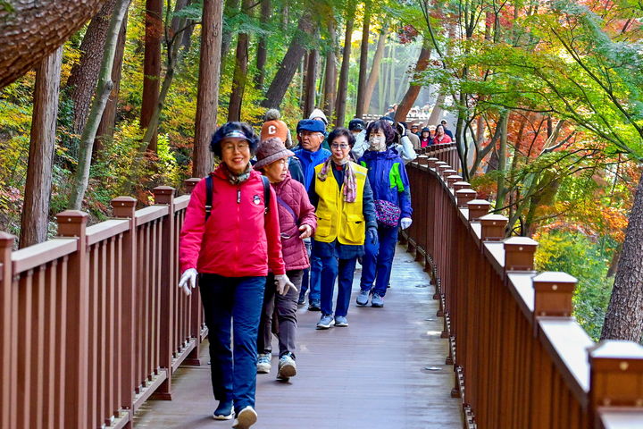 [진주=뉴시스]진주시, 진양호 노을길 준공 기념 걷기 행사.(사진=진주시 제공).2025.11.24.photo@newsis.com *재판매 및 DB 금지