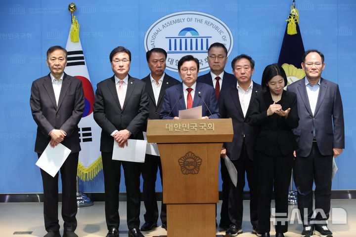 [서울=뉴시스] 조성봉 기자= 박형수 국회 예산결산특별위원회 국민의힘 간사와 의원들이 24일 오전 서울 여의도 국회 소통관에서 열린 '2026년도 예산 국민의힘 민생 증액사업' 기자회견에서 발언을 하고 있다.2025.11.24. suncho21@newsis.com