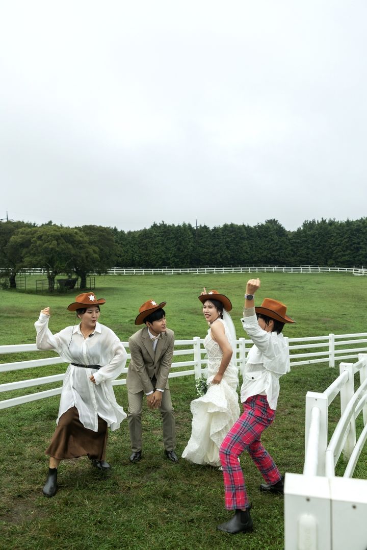 [제주=뉴시스] 한국마사회 제주목장 2025 웨딩스냅 공모전 수상작. (사진=한국마사회 제주목장 제공) 2025.11.24. photo@newsis.com *재판매 및 DB 금지